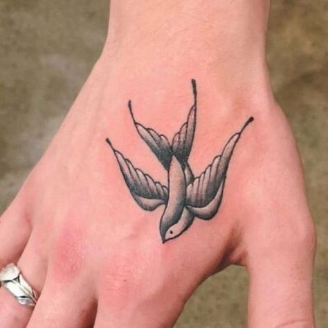 Shawn Mendes Swallow Tattoo, Shawn Mendes Bird Tattoo, Swallow Hand Tattoo, Frozen Tattoo, Wrist Band Tattoo, Icona Ios, Le Tattoo, Tattoo Bird, Sparrow Tattoo