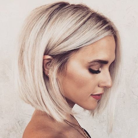 Blunt platinum blonde bob. @hairby_chrissy Platinum Blonde Bobs, Color Rubio, Blonde Bob Hairstyles, Choppy Bob Hairstyles, Short Brown Hair, Bob Hairstyles For Fine Hair, Hair Styles 2017, Bob Haircuts For Women, Platinum Blonde Hair