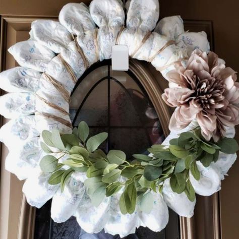 Diaper Wreath Diy, Diaper Wreath Tutorial, Baby Wreaths, Baby Shower Wreath, Diaper Wreath, Classy Baby Shower, Diaper Gifts, Baby Wreath