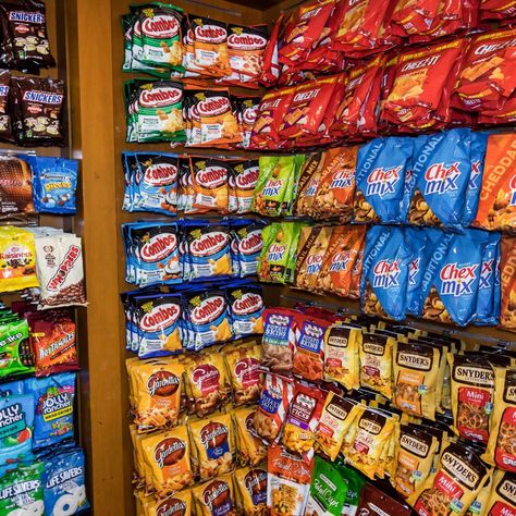 Airport Snacks Travel, Snacks To Take On A Plane, Airport Snacks, Airplane Snacks, Diy Snacks, Packaged Snacks, Store Snacks, Airport Security, Airplane Travel