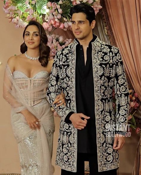 Indo Western Outfits For Men, Traditional Indian Mens Clothing, Indo Western Dress For Men, Wedding Bollywood, Youtube Clips, Bollywood Beautiful, Reception Outfits, Wedding Outfits For Groom, Sangeet Outfit