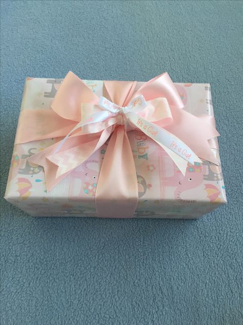 Baby Girl Gift Wrapping Ideas, Pretty Gift Wrapping Ideas Birthday, Gift Wrapping Soft Toys, Gift Wrapping Aesthetic Birthday, 1st Birthday Gift Wrapping Ideas, Clothes Gift Wrapping, Gift Wrapping Ideas, Unique Gift Wrapping, Wrapping Ideas