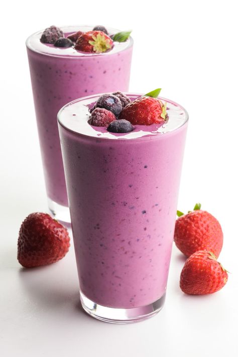 Frozen Berry Smoothie, Tomato Smoothie, Strawberry Blueberry Smoothie, Triple Berry Smoothie, Mixed Berry Smoothie, Berry Smoothie Recipe, Perfect Healthy Breakfast, Frozen Bananas, Strawberries Blueberries