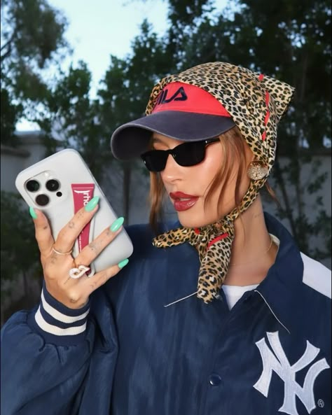 Bandana Streetwear Outfit, Hailey Bieber Cap Outfit, Baseball Cap And Scarf, Hat With Scarf On Top, Carhartt Beanie Hairstyles, Hailey Bieber Scarf, Cheetah Bucket Hat Outfit, 2024 Hat Trend, Scarf Hat Outfit