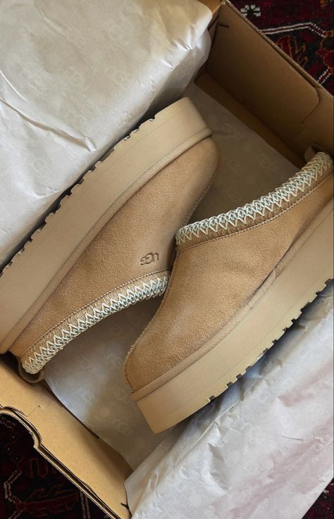 ugg tazz platform sand 🧸 Platform Tazz Ugg, Ugg Slides Aesthetic, Sand Tazz Uggs, Ugg Tazz Sand, Platform Tazz Ugg Outfit, Ugg Tazz Sand Outfit, Sand Uggs, Tazz Ugg, Uggs Platform