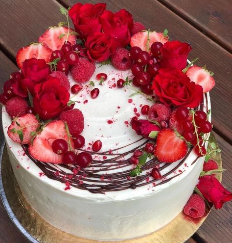 Wedding cake White Cake With Roses, Red White Cake, Cake With Roses, Fruit Cake Design, Rose Wedding Cake, Bolo Red Velvet, Fresh Fruit Cake, Wedding Cake Roses, Berry Cake