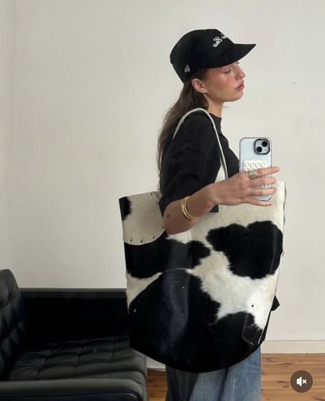 Cow Pants, Baggy Bag, Cow Print Bag, Inspo Looks, Bag Outfit, Minimalist Wardrobe, Blog Ideas, Outfit Aesthetic, New Print