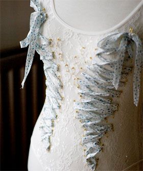 DIY corset top.  I would change the way it was done though, like putting the ribbon on the back and making it permanent Safety Pin Corset, Diy Corset Top, Corset Diy, Diy Corset, Lace Body, Diy Ribbon, Fabric Projects, Diy Shirt, Safety Pin