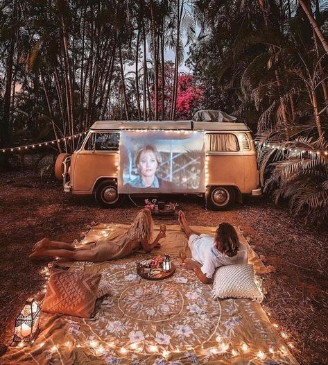 Todo lo que necesitas para montar un cine de verano en tu casa Haidar Ali, Van Life Aesthetic, Rv Tv, Dream Dates, Vsco Film, Vw Lt, Creative Dates, Cute Date Ideas, Home Theater Setup