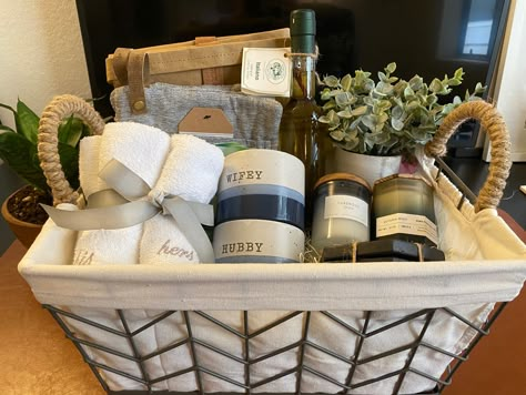 Wedding Baskets For Couple, Couples Wedding Shower Gift Ideas, Wedding Gifts Baskets Ideas, Gift Basket For Bride And Groom, Wedding Gifts Ideas For Bride And Groom, Bride And Groom Gift Basket, Elopement Gift Basket, Large Gift Basket, Gift Basket For Wedding Couple