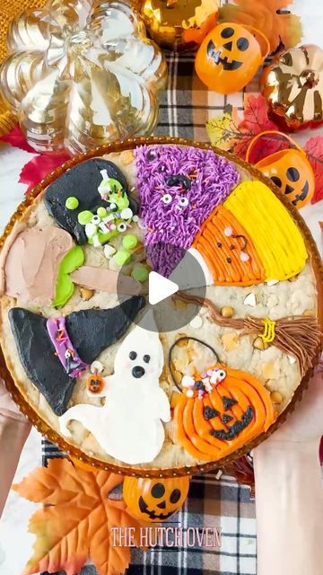 Emily Hutchinson on Instagram: "🎃🍭👻🍏🧹 Nearing October and I couldn’t resist sharing this adorable Trick or Treat cookie cake.   Do you have a friend who would love to see this Halloween cookie cake?! Send it to their DMs 😍   Don’t forget to sign up for my Halloween/Thanksgiving themed cookie class, link in bio to sign up https://www.theanthemcollective.com/cookieworkshop  Tips used 🎃10 & 2 🧹5, 233 & 2 🍭🌽5 & 2 😈233 & 10 🧙🏻‍♀️🧪12 🍏12 🧙🏻‍♀️🎩12 & 47 👻5 & 2  #cookiecake #halloween #halloweencookies #fallcookies #falltheme #halloween2024 #halloweencookiecake #cookiecakes" Halloween Cookie Cake, Emily Hutchinson, Buttercream Cookies, Pumpkin Song, Halloween Cookie, Fall Cookies, Enjoy Your Weekend, Halloween Cookies, Cookie Cake