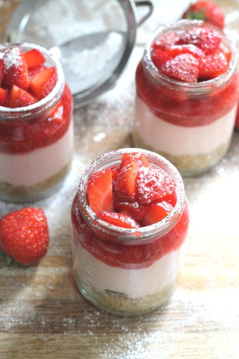 angel delight recipes Easy No Bake Strawberry Cheesecake, Easy Kids Recipes, Marie Biscuits, Delight Recipes, Almond Jelly, No Bake Strawberry Cheesecake, Angel Delight, Marie Biscuit, Easy Peasy Recipes