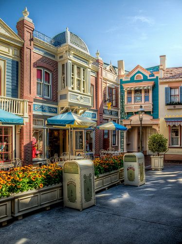 Main Street Courtyard-the kids and I have had lunch we brought at that little table right there.  Nice, quiet area. Disney Airbnb, Disneysea Tokyo, Architecture Illustrations, Disneyland Main Street, Disneyland Anaheim, Disneyland California Adventure, Retro Disney, Main Street Usa, Anaheim California