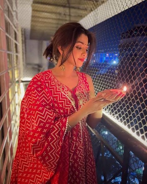 Diwali Dp, Tanvi Dogra, Stylish Dpz, Pakistani Fashion Party Wear, Beautiful Pakistani Dresses, Stylish Photo Pose, Beautiful Suit, Beautiful Dresses Short, Diy Clothes Life Hacks