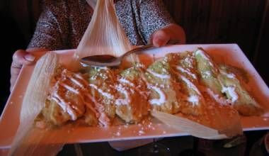 A platter of tamales de elote Corncakes Recipe, Pollo Guisado Recipe, Frito Recipe, Food In Mexico, Central American Food, Salvadoran Food, Nicaraguan Food, Elote Recipe, Salvadorian Food