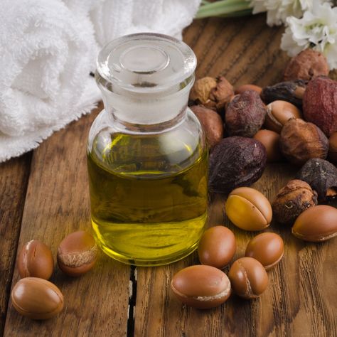 What are the benefits of Moroccan oil, and how is argan oil actually made? Learn about the history of Morocco’s argan forests and how to buy the best culinary and cosmetic argan oil, whether you’re in Morocco or abroad. Argan Oil Benefits, Argon Oil, Coconut Benefits, Best Hair Oil, Safflower Oil, Oil Benefits, Best Oils, Hair Growth Oil, Grapeseed Oil