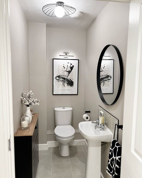 11 Apartment Bathroom Ideas That Will Spruce It Up – May the Ray Above Toilet Ideas, Glam Bathroom Decor Ideas, Restroom Architecture, Glam Bathroom Decor, Above Toilet, Toilet Ideas, Small Apartment Bathroom, Cute Shower Curtains, Bathroom Counter Decor