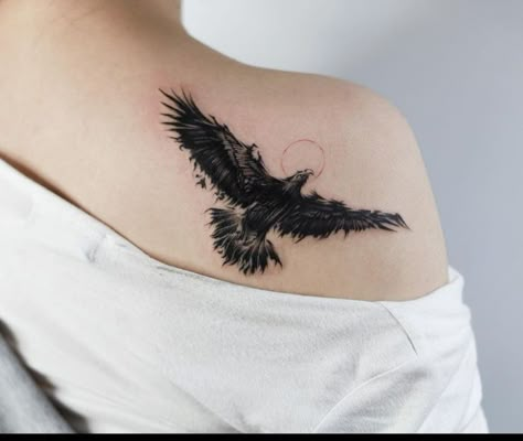 Raven Back Shoulder Tattoo, Crow Tattoo Shoulder, Raven Back Tattoo, Crow Tattoo Ideas, Raven Tattoo Feminine, Raven Tattoo Ideas, Crow Tattoos, Raven Tattoos, Mundo Hippie