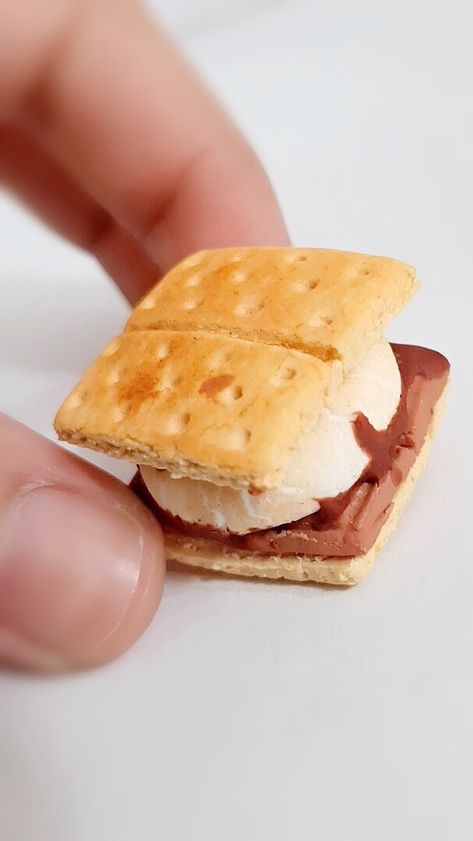 sweetbunnyarts on Instagram: Handmade clay s’mores sculpture.😋❤️ #miniaturefood #mini #clay #clayart #miniatures #handmadebyme #art #artist #artistsoninstagram #food… Air Dry Clay Food Sculpture, Clay Food Sculpture Ceramics, Dessert Sculpture, Clay Smores, Food Clay Ideas, Clay Food Easy, Clay Food Sculpture, Air Dry Clay Food, Food Clay Art