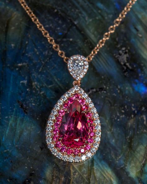 Pink Spinel Jewelry, Spinel Jewelry, Pretty Jewelry Necklaces, Trends Magazine, Jewelry Advice, Asian Jewelry, Pink Spinel, Mother Jewelry, Gold Pendant Jewelry