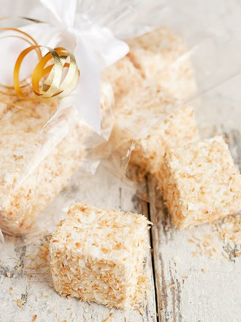 Homemade Toasted Coconut Marshmallows - a perfect holiday gift (or party or wedding favors, too) | Seasons and Suppers Rocky Road Fudge, Homemade Marshmallow Recipe, Flavored Marshmallows, Chocolate Covered Marshmallows, Recipes With Marshmallows, Christmas Candy Recipes, Homemade Marshmallows, Christmas Sweets, Homemade Candies