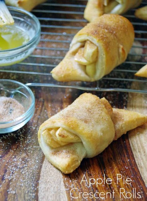 Apple Crescent Roll Dessert, Apple Pie Crescent Rolls, Crescent Roll Apple Pie, Apple Crescent Rolls, Apple Pie Crescents, Easy Crescent Roll Recipes, Crescent Roll Recipes Dessert, Crescent Roll Dessert, Easy Crescent Rolls