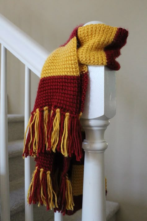 Harry Potter Crochet Scarf, Harry Potter Scarf Crochet, Diy Harry Potter Scarf, How To Crochet Harry Potter Scarf, Crochet Harry Potter Scarf, Crochet Gryffindor, Harry Potter Scarf Pattern, Harry Potter House Scarf Crochet, Harry Potter Scarves