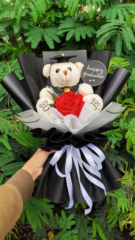 buket  wisuda Non Flower Bouquets, Graduation Flowers Bouquet, Bouquet Diy Gift, Graduation Flower Bouquet, Diy Graduation Gifts, Graduation Bouquet, Graduation Flowers, Diy Bouquet Wrap, Graduation Gifts For Him