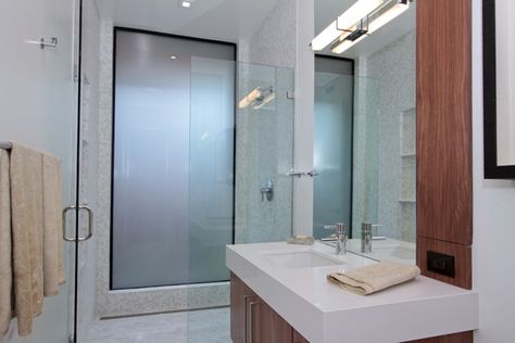 MODECO Residence in Los Altos by Modern House Architects Shower Behind Vanity, Farmhouse Bathroom Mirrors, Dark Wood Dining Table, Miami Mansion, Grey Wall Tiles, Modern Style Bathroom, Bedroom Decor Lights, Anna Kournikova, Property Design