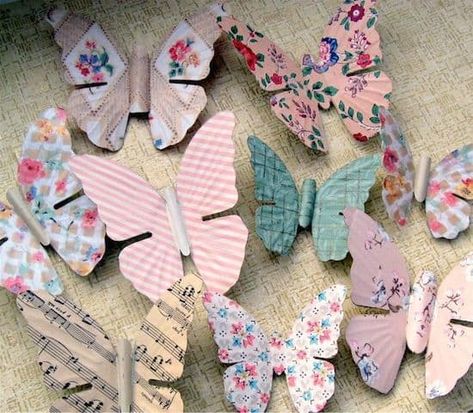 Easy Butterfly Decorations Using Vintage Wallpaper Comic Book Crafts, Egg Carton Art, Wallpaper Projects, Mod Podge Projects, Diy Mod Podge, Wallpaper Crafts, Butterfly Magnet, Mod Podge Crafts, Wallpaper Project