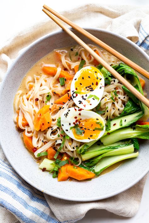 Vegetarian Fodmap Recipes, Easy Low Fodmap Lunch Ideas, Low Fodmap Asian Recipes, Vegetarian Noodle Bowls, Ibs Meals, Lunchbox Fillers, Low Fodmap Dinner Recipes, Fodmap Dinner Recipes, Low Fodmap Dinner