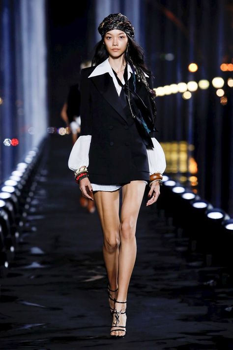 Ysl Fashion Show, Ysl Runway, Saint Laurent Ready To Wear, Yves Saint Laurent Dress, Ysl Fashion, Runway Fashion Couture, Conceptual Fashion, Runway Dresses, Fashion Week Runway