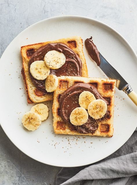 This quick recipe takes the classic white bread topped with chocolate-hazelnut spread and bananas, but is toasted in the waffle maker. Choco Banana, Banana Toast, Banana Waffles, Banana Sandwich, Waffle Sandwich, Banana Nutella, Banana Breakfast, Chocolate Hazelnut Spread, Chocolate Spread