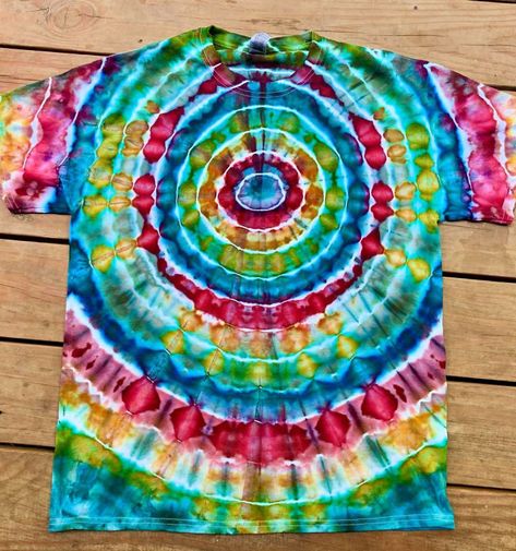 Tie Dye Bullseye, Tie Dye Patterns Techniques, Bullseye Tie Dye, Tie Dye Steps, Tie Dye Tutorial, Dyeing Tutorials, Tie Dye Kit, Spiral Tie Dye, How To Tie Dye