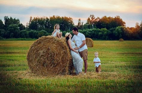 Hay Bale Family Pictures, Hay Bale Family Photoshoot, Pregnet Pictures, Haybale Photoshoot, Hay Bale Pictures, Hay Photoshoot, Hay Bale Photoshoot, Farm Picture Ideas, Hay Bail