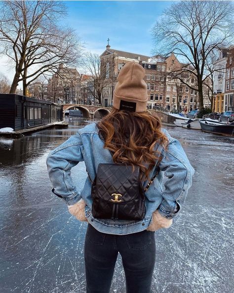 Black Backpack Outfit, Mini Backpack Outfit, Holland Fashion, Chanel Bag Outfit, Bum Bag Outfit, Negin Mirsalehi, Backpack Outfit, Chanel Outfit, Chanel Backpack