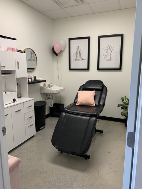 Modern and cute wax room at Skylar Grace Spas in The Woodlands TX Waxing Room Ideas Decor, Wax Salon Decor, Small Waxing Room Ideas, Wax Suite, Piercing Room Ideas, Small Wax Room Ideas, Waxing Suite, Waxing Room Ideas, Wax Room Decor