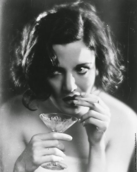 Old Photos of Women Smoking Cigarettes from the 1930s ~ vintage everyday New Years Eve Drinks, Damien Chazelle, Charles Bukowski, Trailer Park, Black And White Portraits, Photos Of Women, White Photo, Mode Vintage, Vintage Beauty