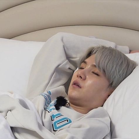 yoongi sleep bts run lq icon Yoongi Sleeping, Jungkook Sleeping, Bts Reaction Pics, Bts Sleeping, Bts Derp Faces, Purple Comfort, Bts Reaction, Sleep Funny, Korean Pop Idol