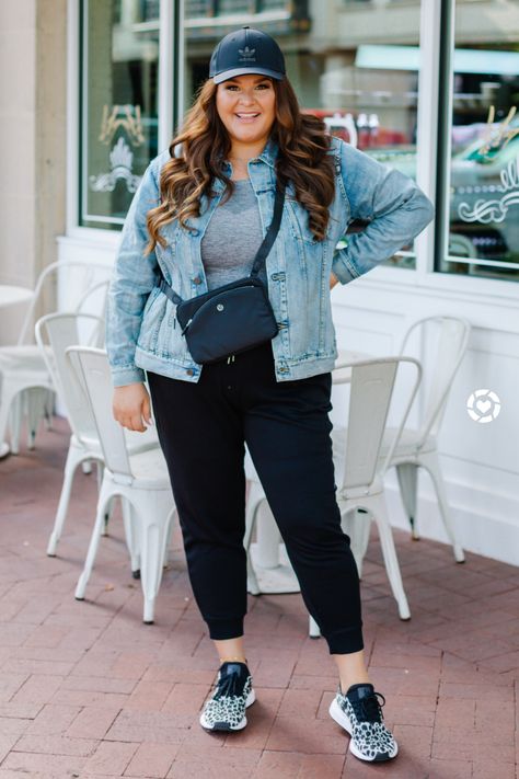 Fall Clothes For Mid Size Women, Cargo Joggers Outfits Women Plus Size, Altheisure Style Plus Size, Plus Size Outfits Tennis Shoes, Joggers Plus Size Outfits, Plus Size Outfits With Tennis Shoes, Plus Size Sneakers Outfit, Tops With Joggers Outfit, Mid Size Jogger Outfits