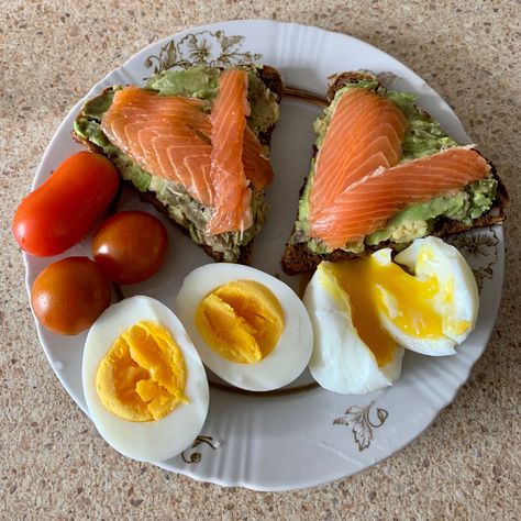 Avocado Toast With Salmon, Salmon And Avocado Toast, Eggs And Salmon, Egg Avocado Toast, Salmon And Avocado, Avocado Eggs, Egg Avocado, Salmon Eggs, Dish Ideas