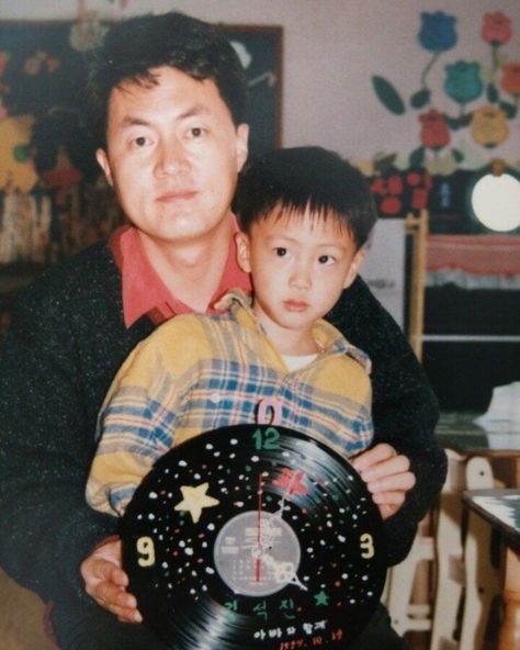 Jin w/ his Father❤️ V And Jin, Wwh Jin, V Smile, V Chibi, Bts Predebut, Childhood Pictures, V Bts Wallpaper, Kim Jin, E Dawn