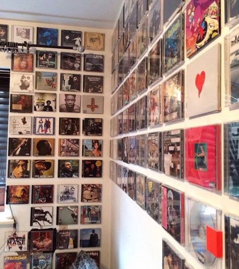 Cd Decoration Ideas Wall Decor, Cd Room Decor Wall Art, Cds On Wall Ideas, Cds On Wall, Album Cover Wall Decor Bedroom Ideas, Cd Room Decor, Cd Setup, Cd Wall Decor, Deco Cd