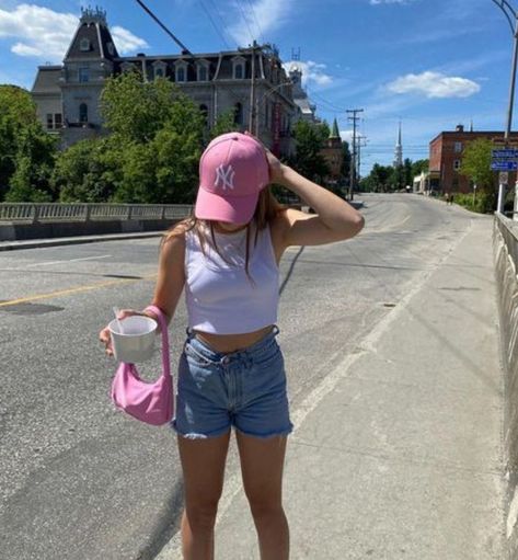 Pink Baseball Cap Outfit, Yankee Hat Outfits Women, Ny Cap Outfit, Pink Cap Outfit, New Era Outfit, Ball Cap Outfit, Cap Outfits For Women, Aesthetic Vintage Outfits, Cap Outfit