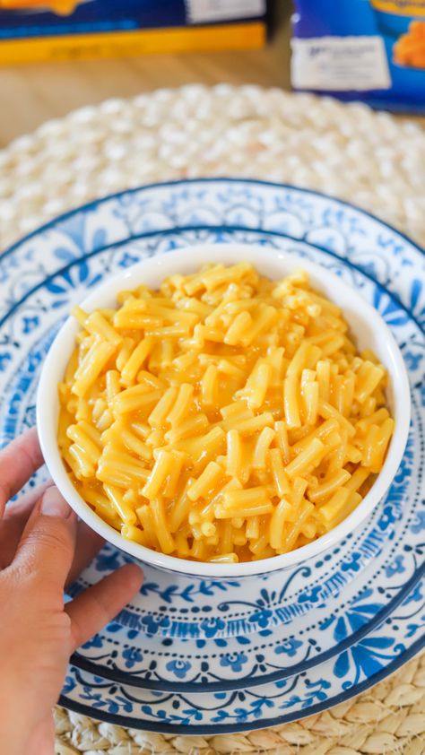 Mac and cheese on blue and white plate Kd Mac And Cheese, Mac And Chess, Kraft Mac And Cheese Aesthetic, Mac And Cheese Kraft, Craft Mac And Cheese, Kraft Mac And Cheese Recipes, Mac And Cheese Dinner, Kraft Mac And Cheese Recipe, Kraft Mac And Cheese