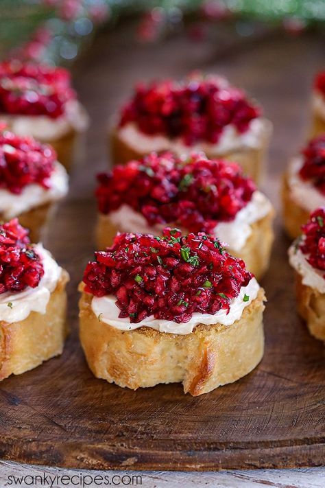 Cranberry Pomegranate Bruschetta, Cranberry Goat Cheese Bruschetta, Burrata Cranberry Appetizer, Cute Holiday Appetizers, Unique Cranberry Recipes, Christmas Bruchetta Appetizers, Appetizer Recipes Holiday, Cranberry Butter Board, Christmas Crostini Appetizers