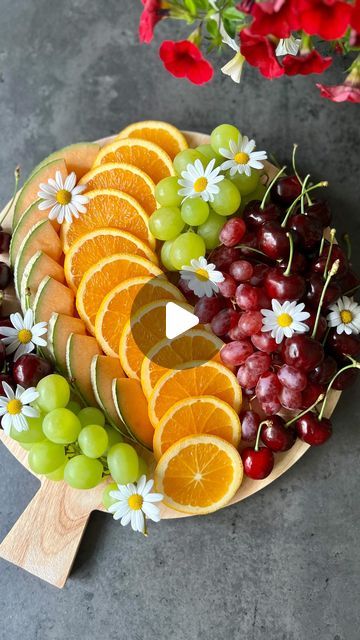 Platter Inspiration, Salad Presentation, Fruit Presentation, Salad Design, Party Food Bars, Catering Food Displays, Fruit Platter Designs, Minnie Mouse Birthday Cakes, Fruit Salad Easy