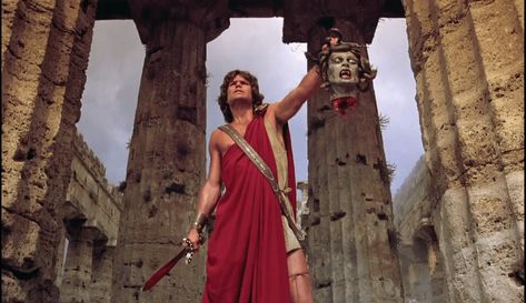 Harry Hamlin as Perseus, holds the severed head of Medusa in Clash of the Titans (MGM, 1981). Medusa Character, Clash Of The Titans 1981, Perseus And Andromeda, Greek Mythological Creatures, Roman Clothing, Clash Of Titans, Harry Hamlin, Ray Harryhausen, The Monster Mash