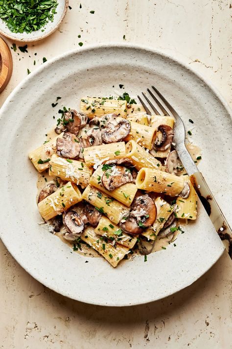 You’re going to love the rich, classic flavors in this recipe for easy rigatoni with mushroom sauce, perfect for any weeknight dinner. Vegetable Rigatoni Recipes, Vegetarian Mushroom Pasta Recipes, Chicken Mushroom Rigatoni, Summer Mushroom Recipes, Mushroom Garlic Pasta, Pasta Mushroom Recipes, Mushroom Ravioli Sauce, Mushroom Rigatoni, Mushroom Dinner