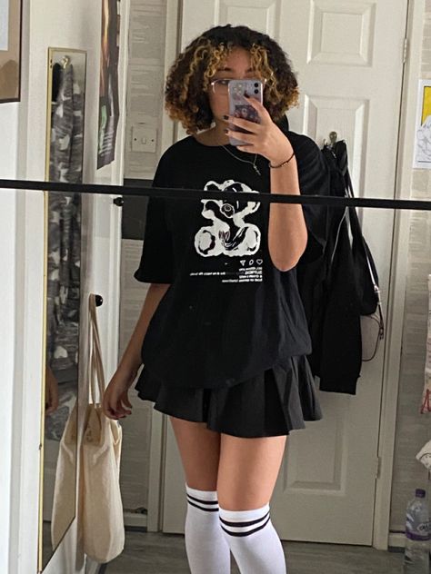 Skirt T Shirt Outfit Casual, Skater Dress Outfit Summer, Black T Shirt And Skirt Outfit, Black Skirt Shirt Outfit, Black Skirt Outfit Inspo Aesthetic, Retro Oversized Outfit, Oversized Shirt As A Dress, Cute Oversized Tshirt Outfit, Black Skirt With Oversized Shirt